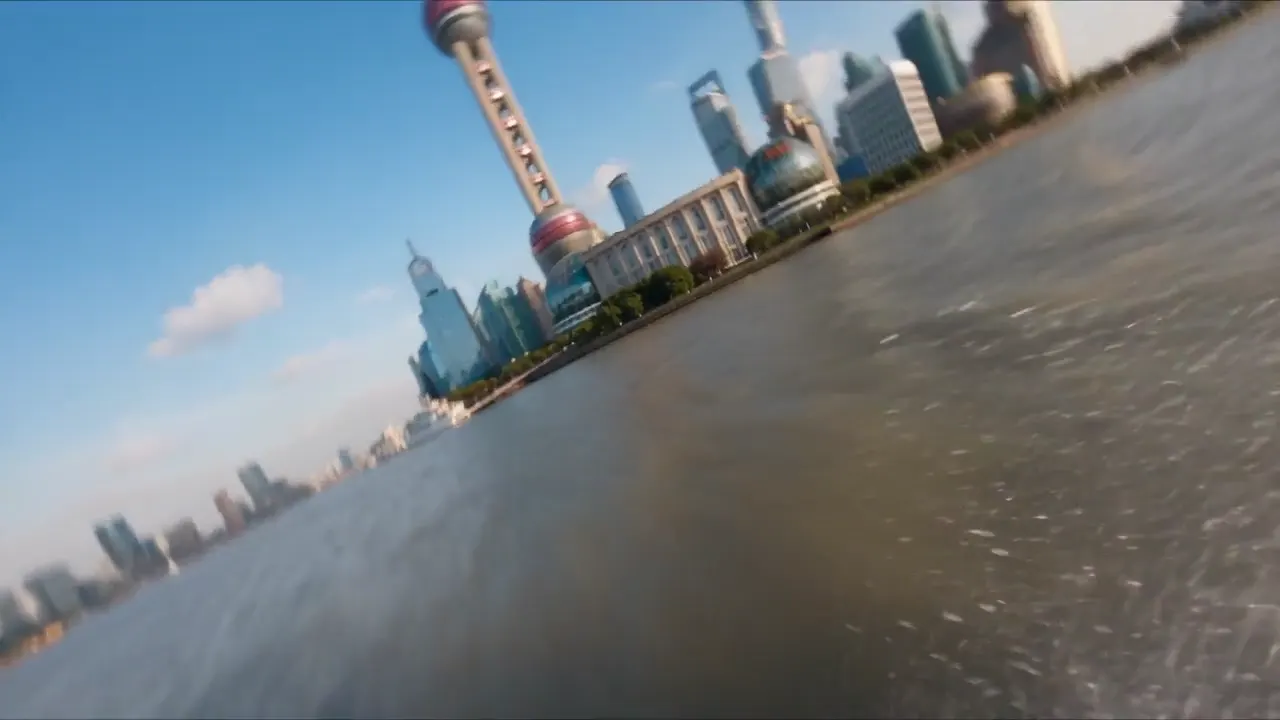 陆家嘴三件套之间穿梭，一镜到底